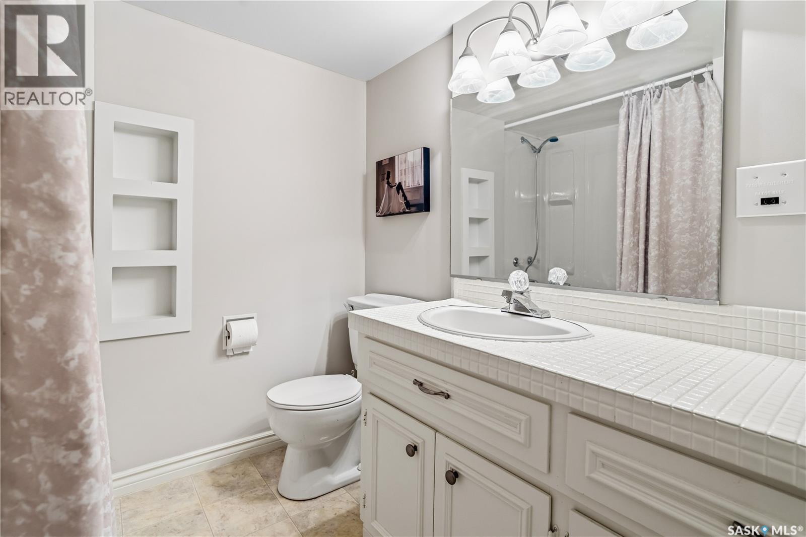 6 Selkirk Crescent, Regina, SK - Indoor Photo Showing Bathroom