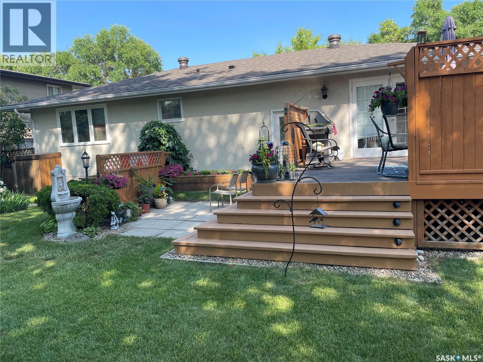 6 Selkirk Crescent, Regina, SK - Outdoor With Deck Patio Veranda