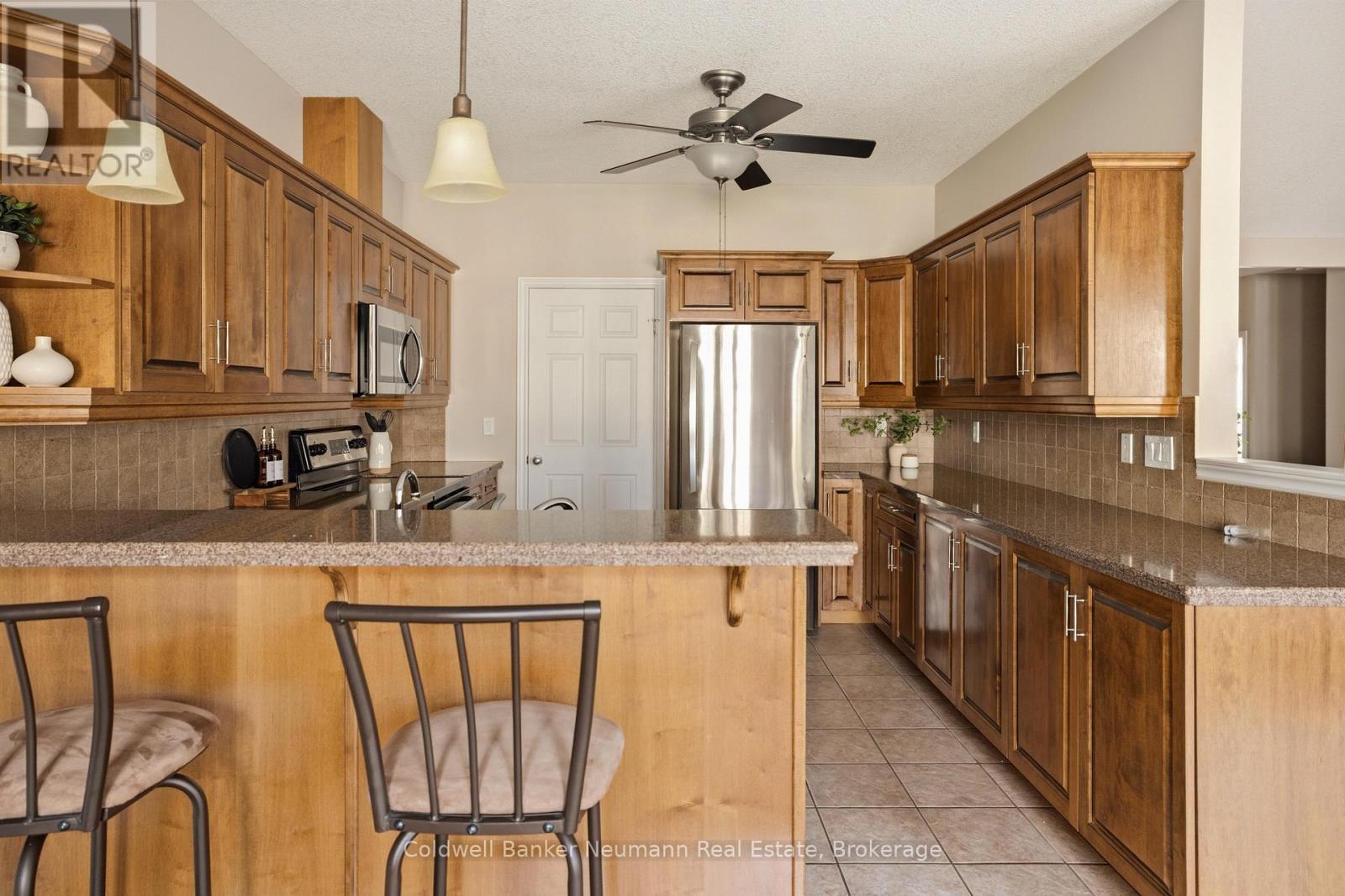 Kitchen with Breakfast Bar - 21 - 50 Bryan Court, Kitchener, ON - Indoor Photo Showing Kitchen