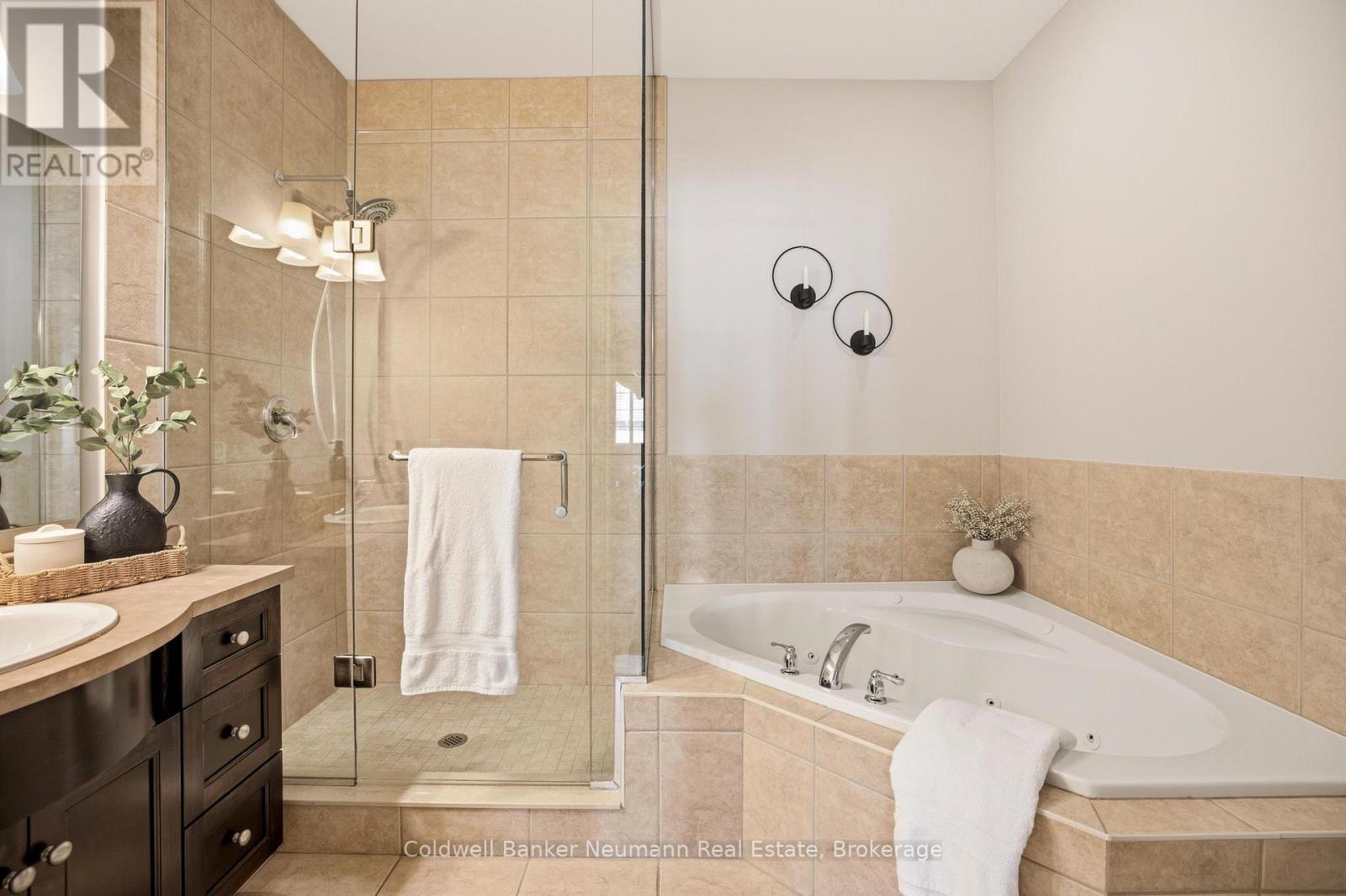 Primary Ensuite Bath with Glass Shower and Jacuzzi - 21 - 50 Bryan Court, Kitchener, ON - Indoor Photo Showing Bathroom