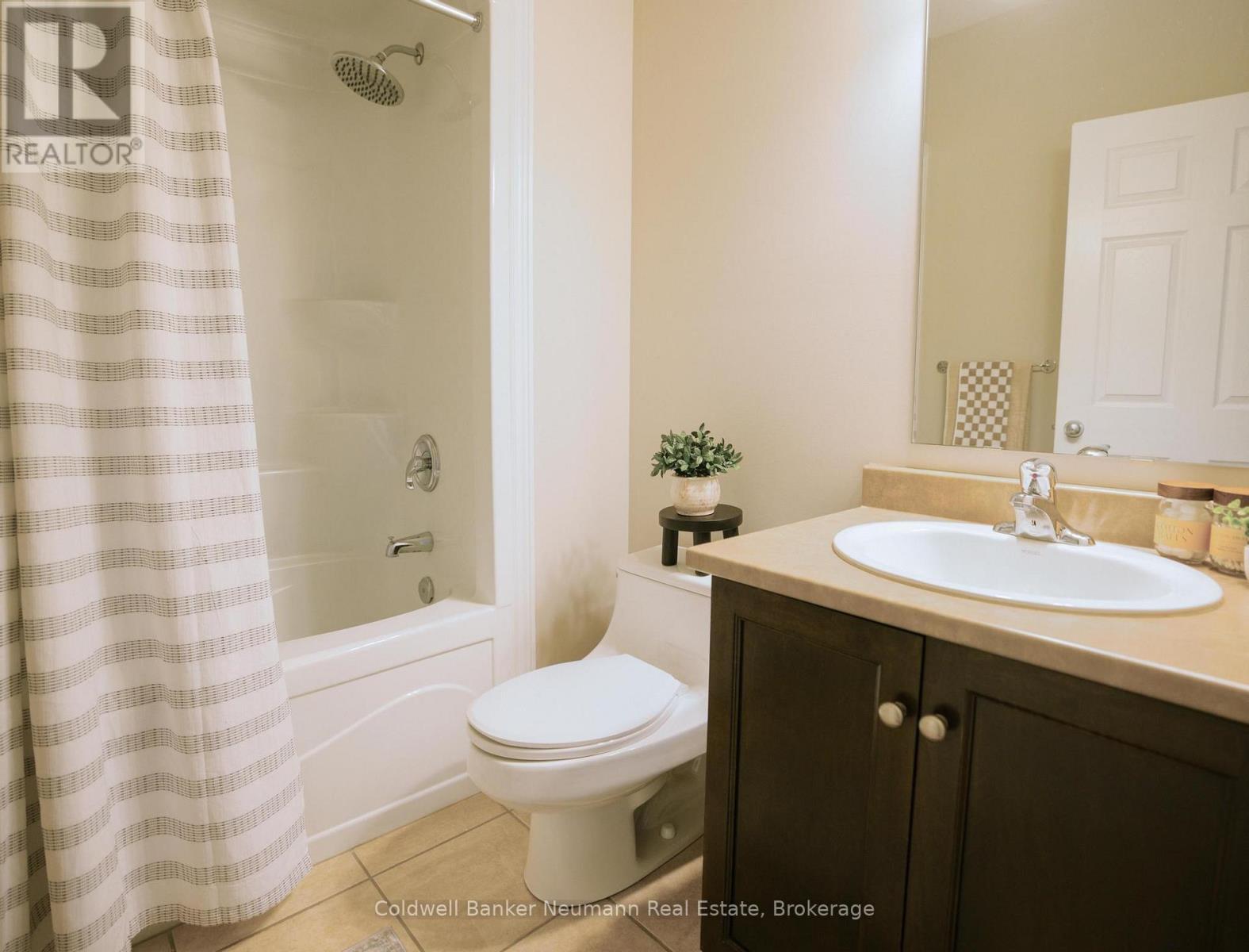 Main Bathroom - 21 - 50 Bryan Court, Kitchener, ON - Indoor Photo Showing Bathroom