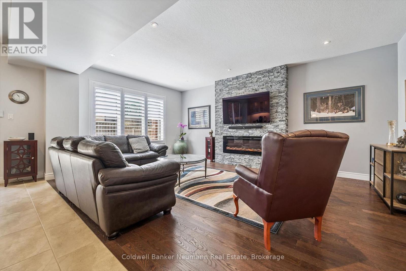 29 - 254 Gosling Gardens, Guelph (Clairfields/Hanlon Business Park), ON - Indoor Photo Showing Living Room With Fireplace
