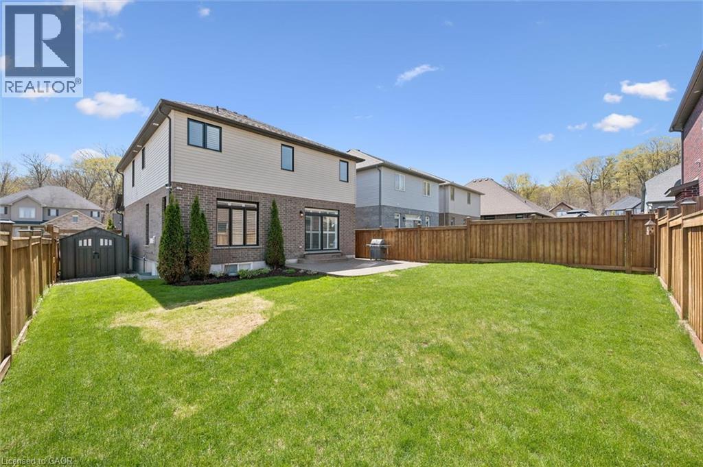 Expansive green lawn with a privacy fence - 72 Elmbank Trail, Kitchener, ON - Outdoor