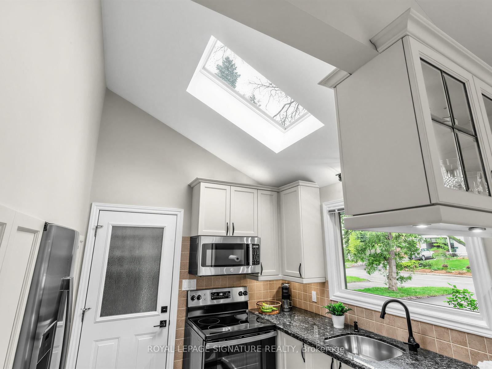 81 Cottonwood Drive, Toronto, ON - Indoor Photo Showing Kitchen