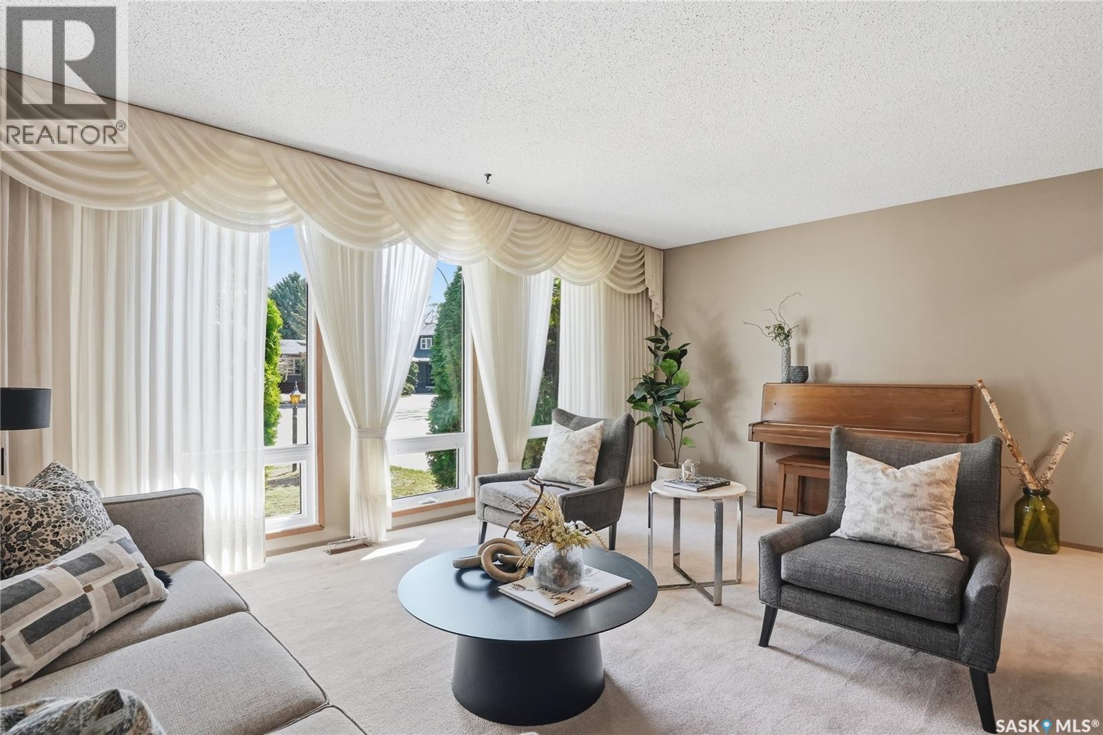 238 Haight Place, Saskatoon, SK - Indoor Photo Showing Living Room