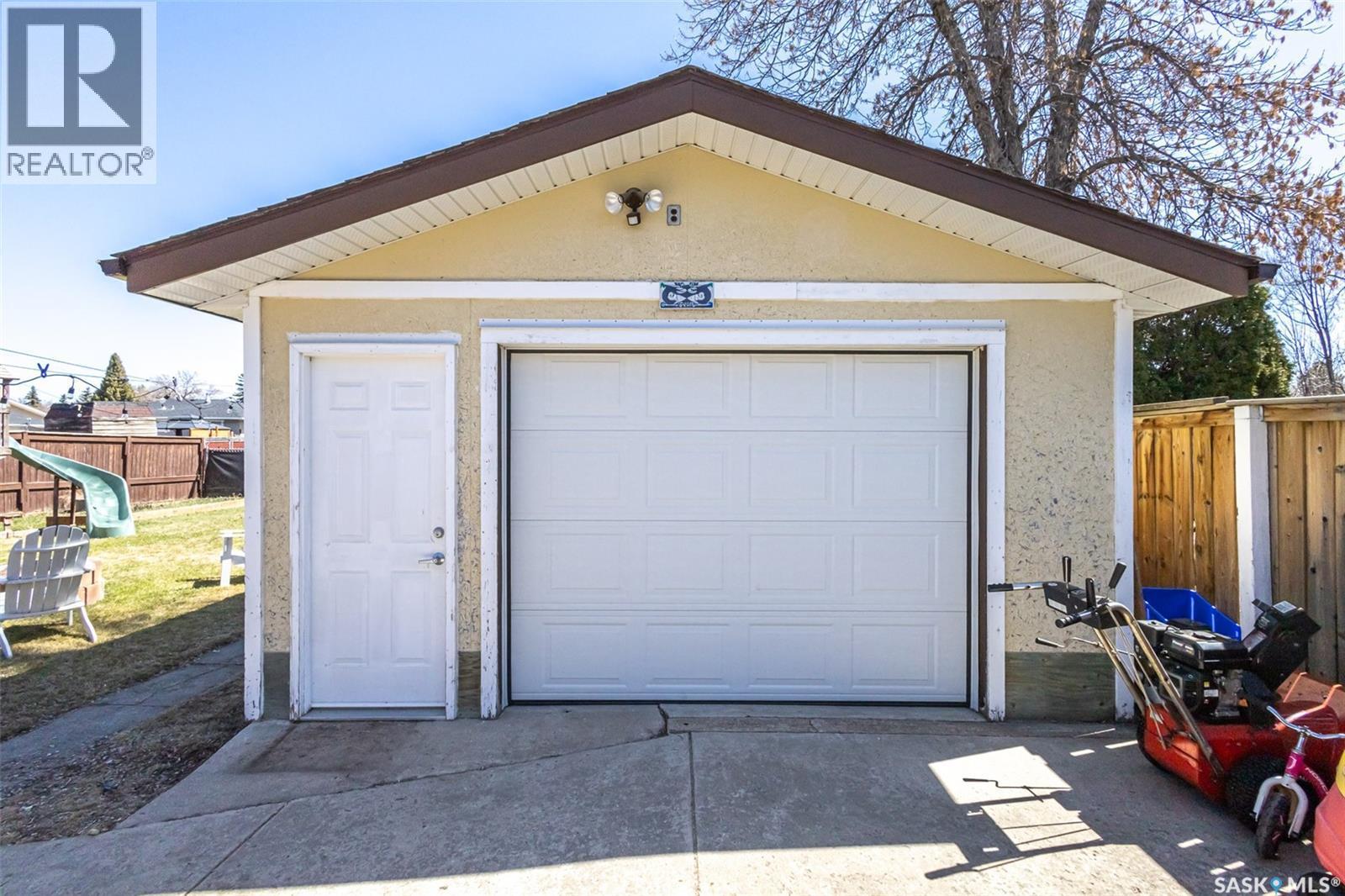 38 Morris Drive, Saskatoon, SK - Outdoor With Exterior