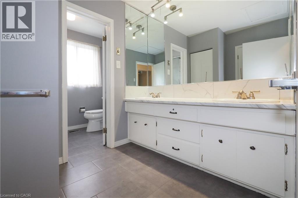 5 piece bathroom - 76 Cloverdale Crescent, Kitchener, ON - Indoor Photo Showing Bathroom