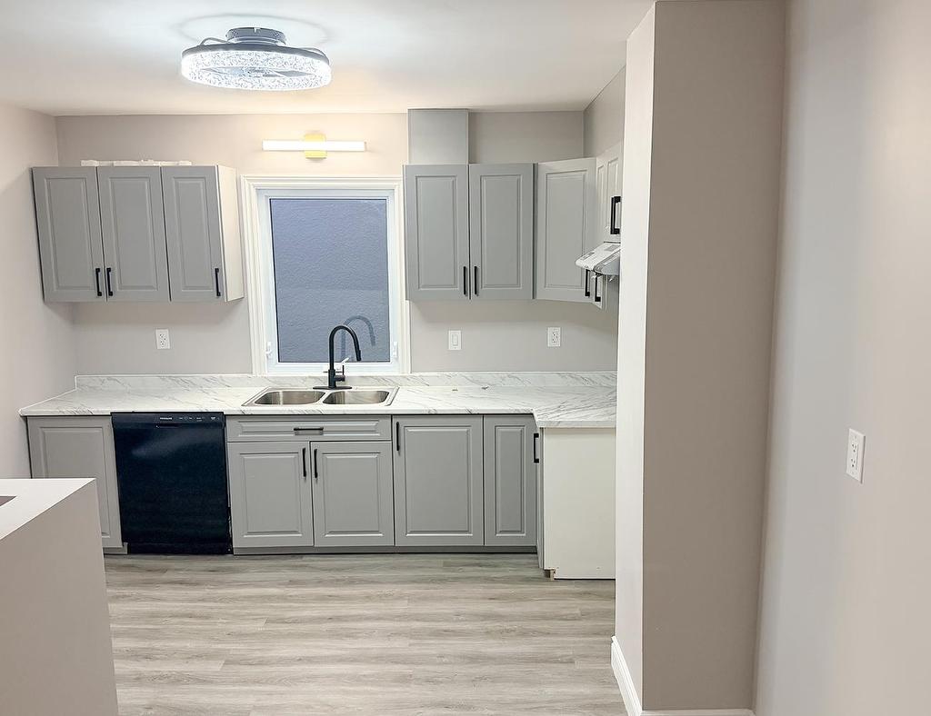 310 Dewe Avenue, Thunder Bay, ON - Indoor Photo Showing Kitchen With Double Sink