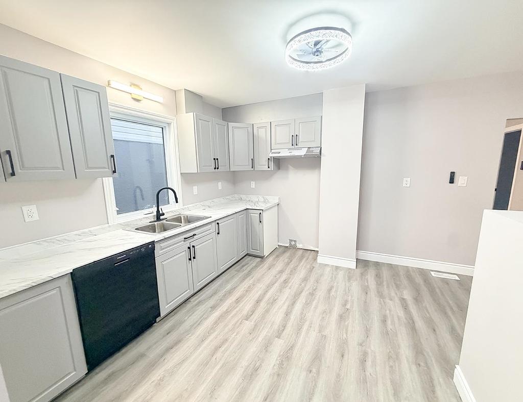 310 Dewe Avenue, Thunder Bay, ON - Indoor Photo Showing Kitchen With Double Sink