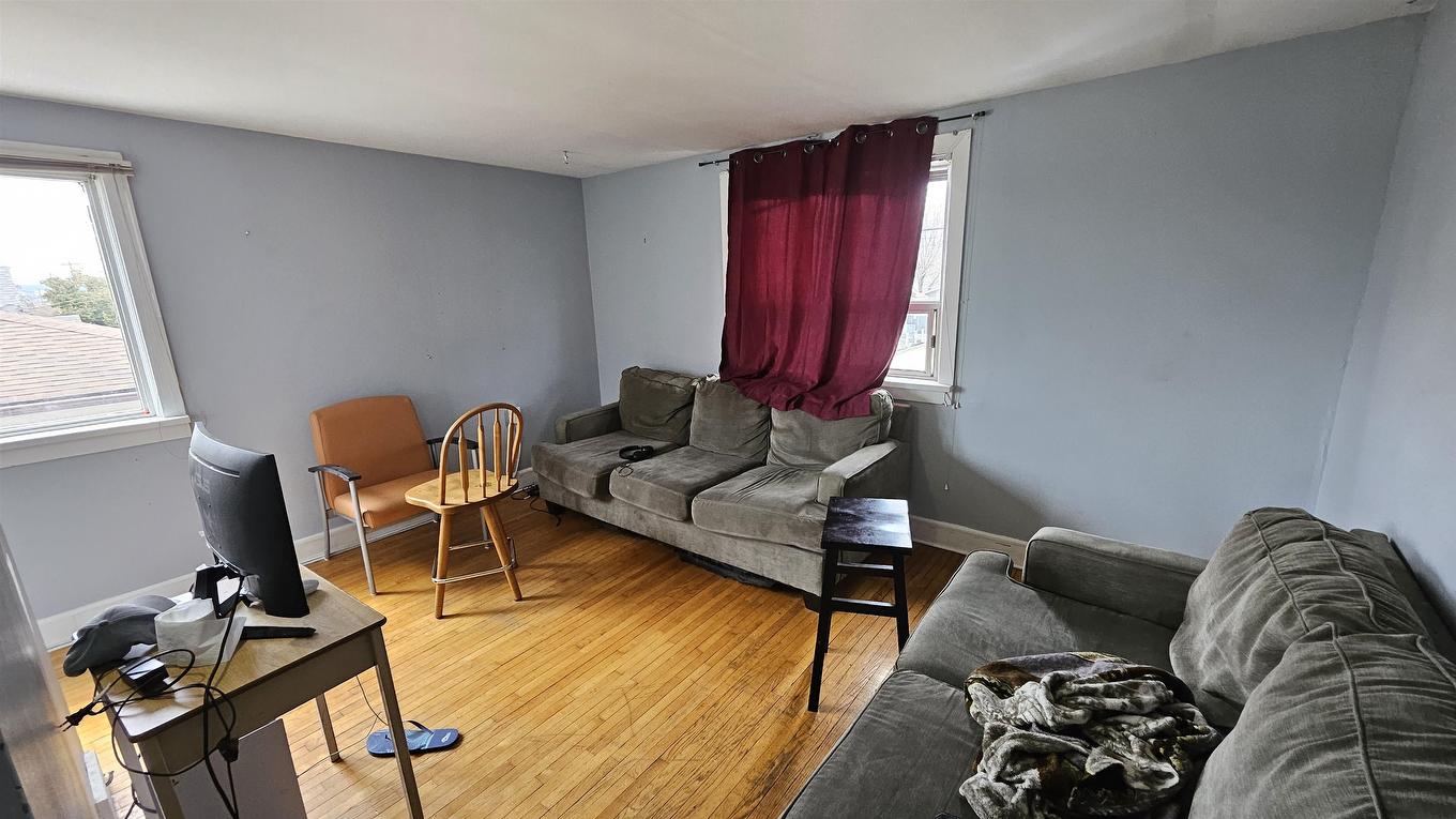 345 Ray Boulevard, Thunder Bay, ON - Indoor Photo Showing Living Room