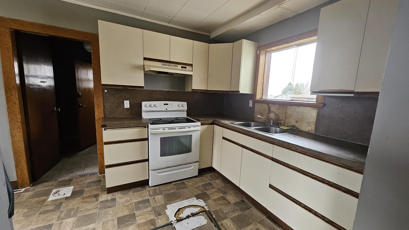 345 Ray Boulevard, Thunder Bay, ON - Indoor Photo Showing Kitchen With Double Sink