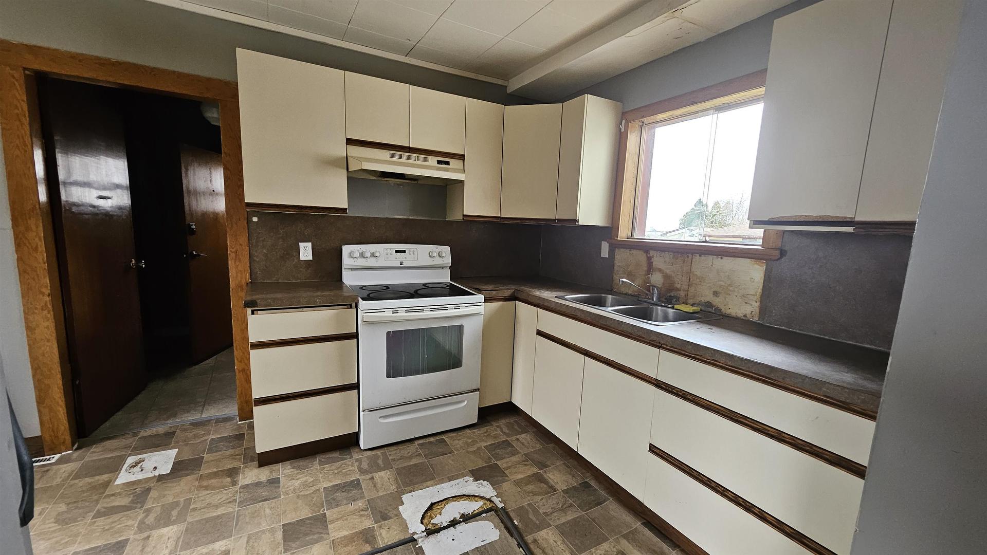 345 Ray Boulevard, Thunder Bay, ON - Indoor Photo Showing Kitchen With Double Sink