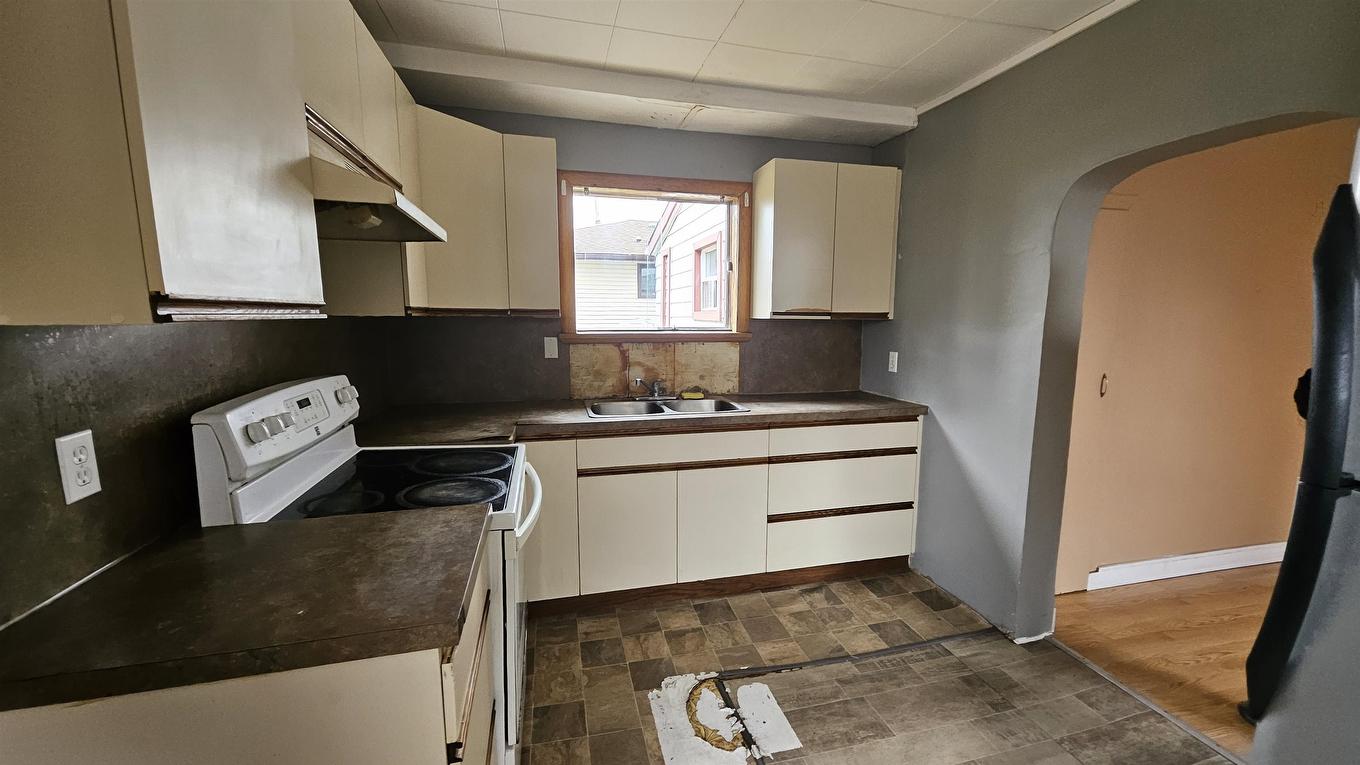 345 Ray Boulevard, Thunder Bay, ON - Indoor Photo Showing Kitchen With Double Sink