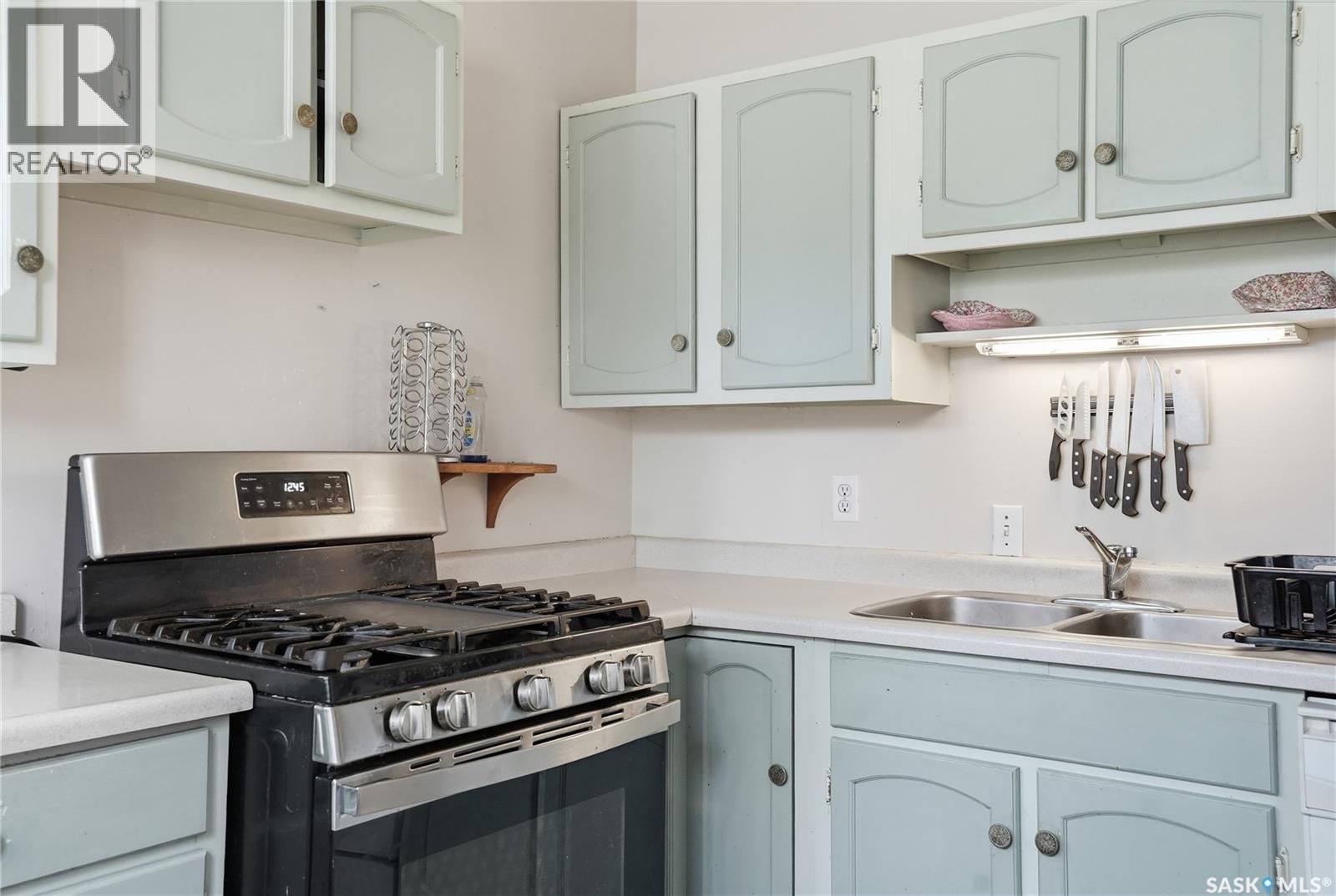 1011 1St Street E, Saskatoon, SK - Indoor Photo Showing Kitchen With Double Sink