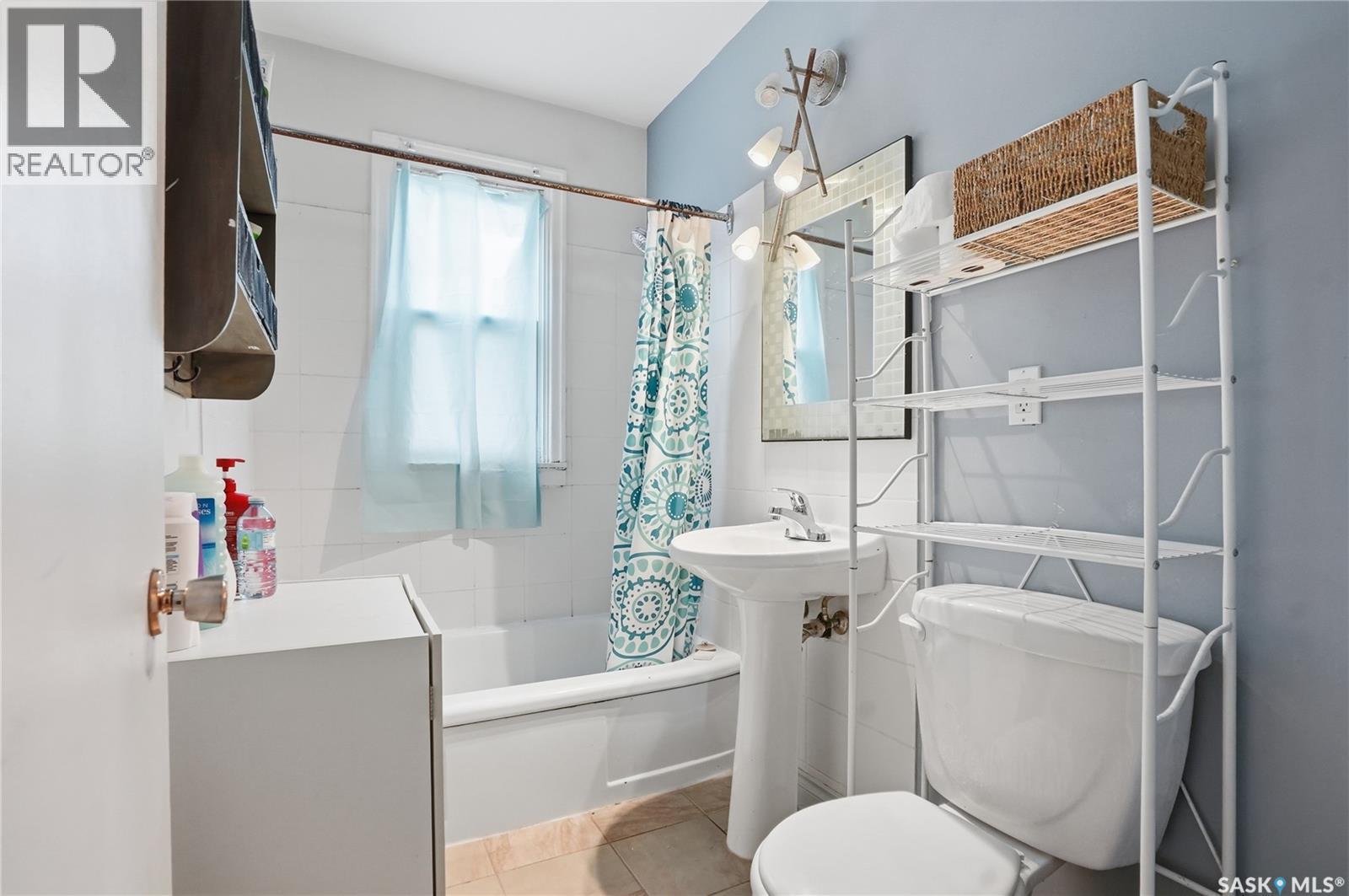 1011 1St Street E, Saskatoon, SK - Indoor Photo Showing Bathroom