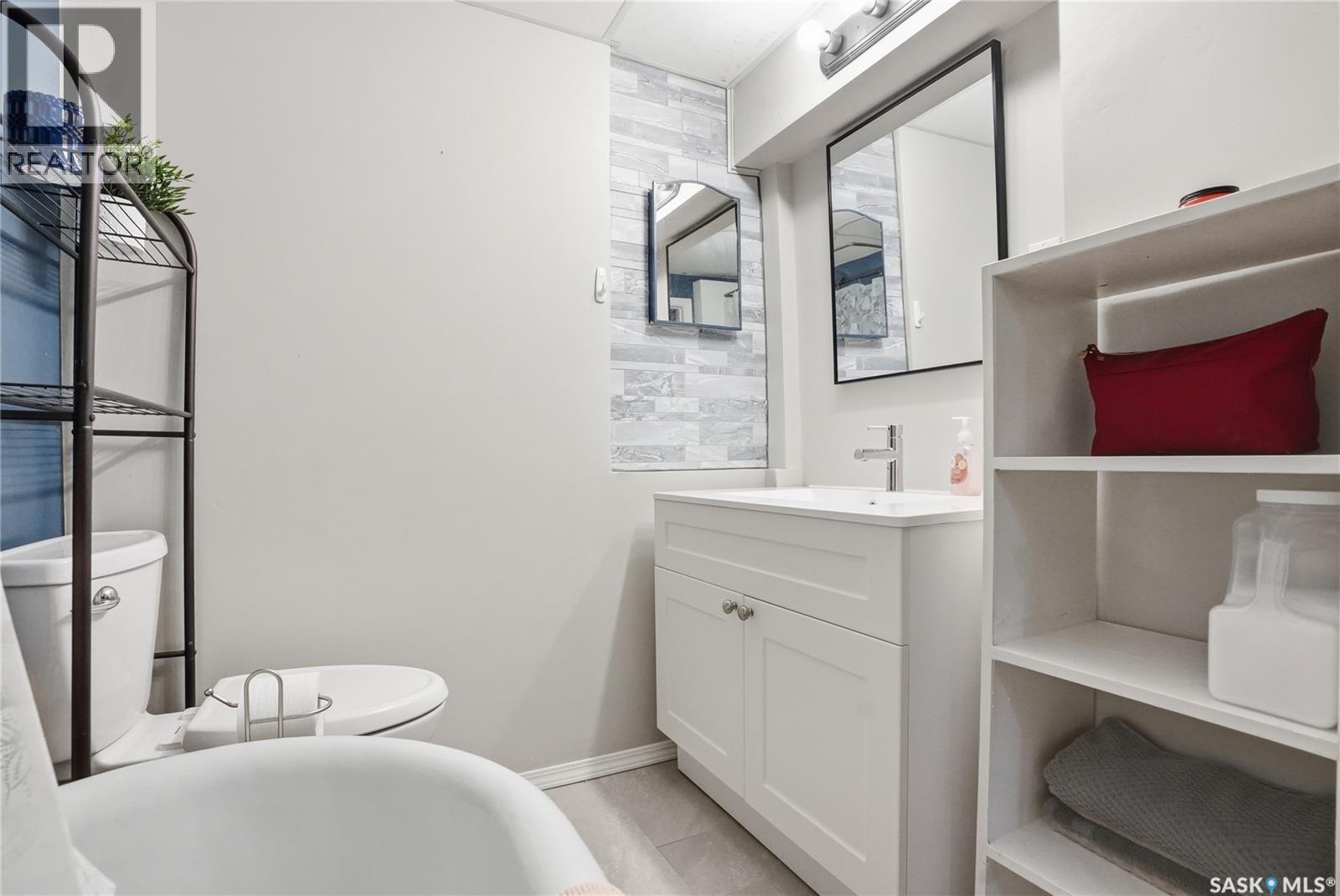 1011 1St Street E, Saskatoon, SK - Indoor Photo Showing Bathroom
