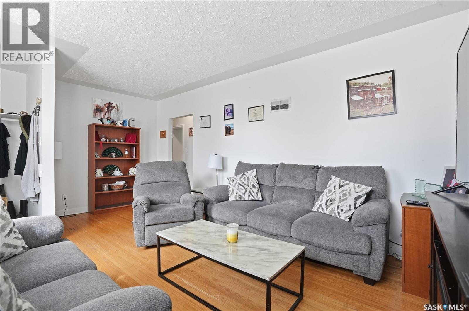 1011 1St Street E, Saskatoon, SK - Indoor Photo Showing Living Room