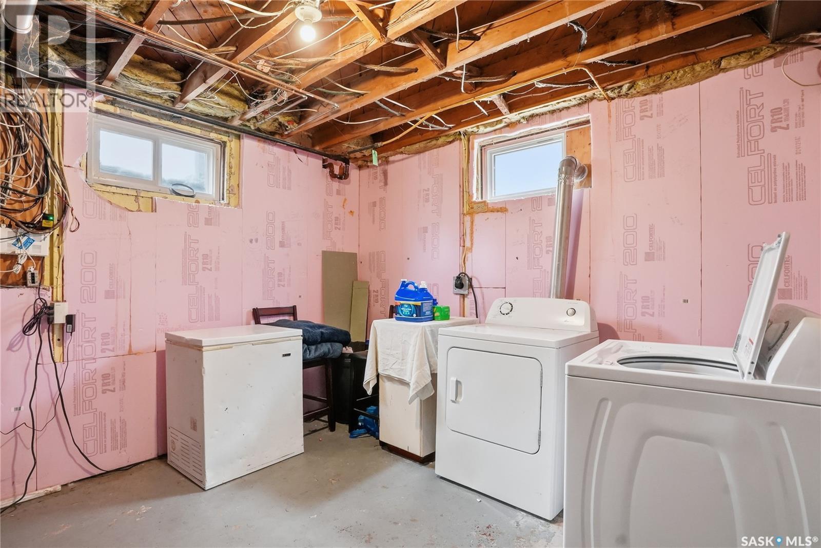 1011 1St Street E, Saskatoon, SK - Indoor Photo Showing Laundry Room