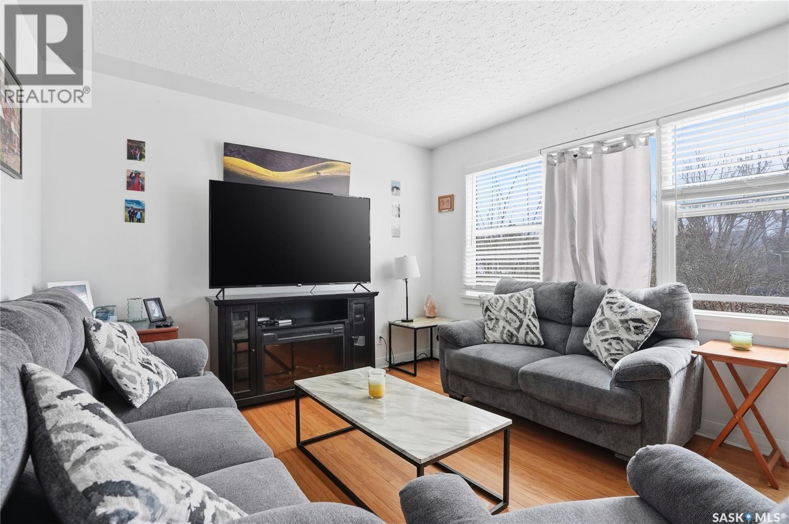 1011 1St Street E, Saskatoon, SK - Indoor Photo Showing Living Room