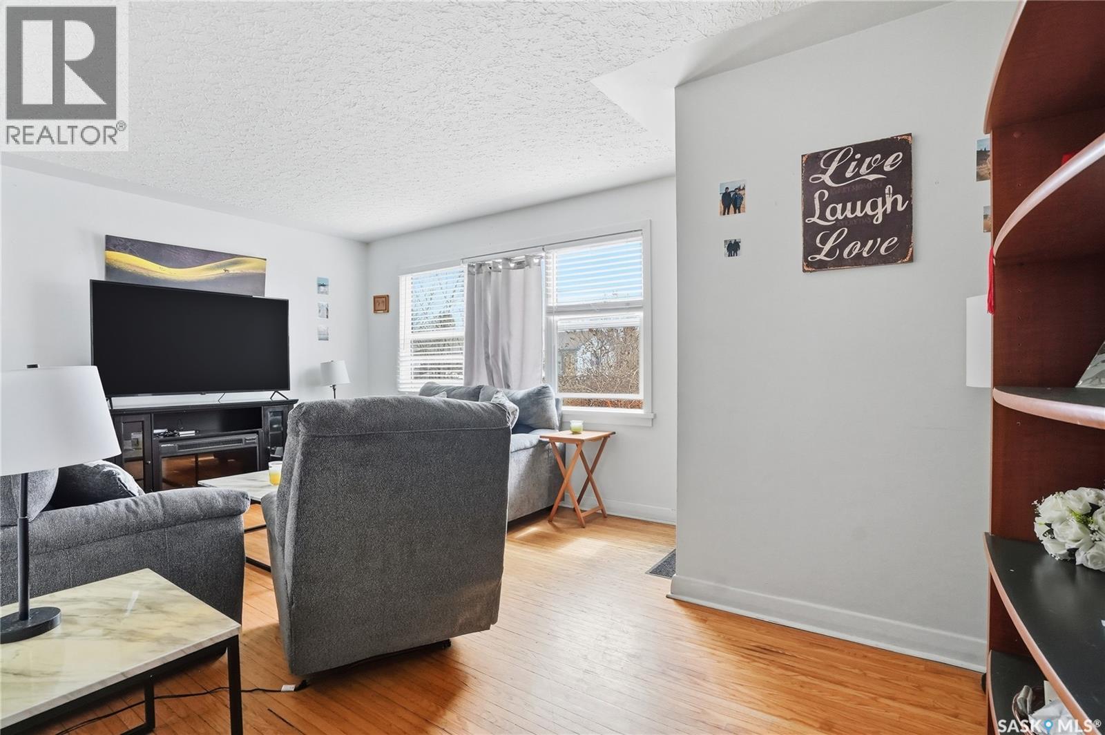 1011 1St Street E, Saskatoon, SK - Indoor Photo Showing Living Room