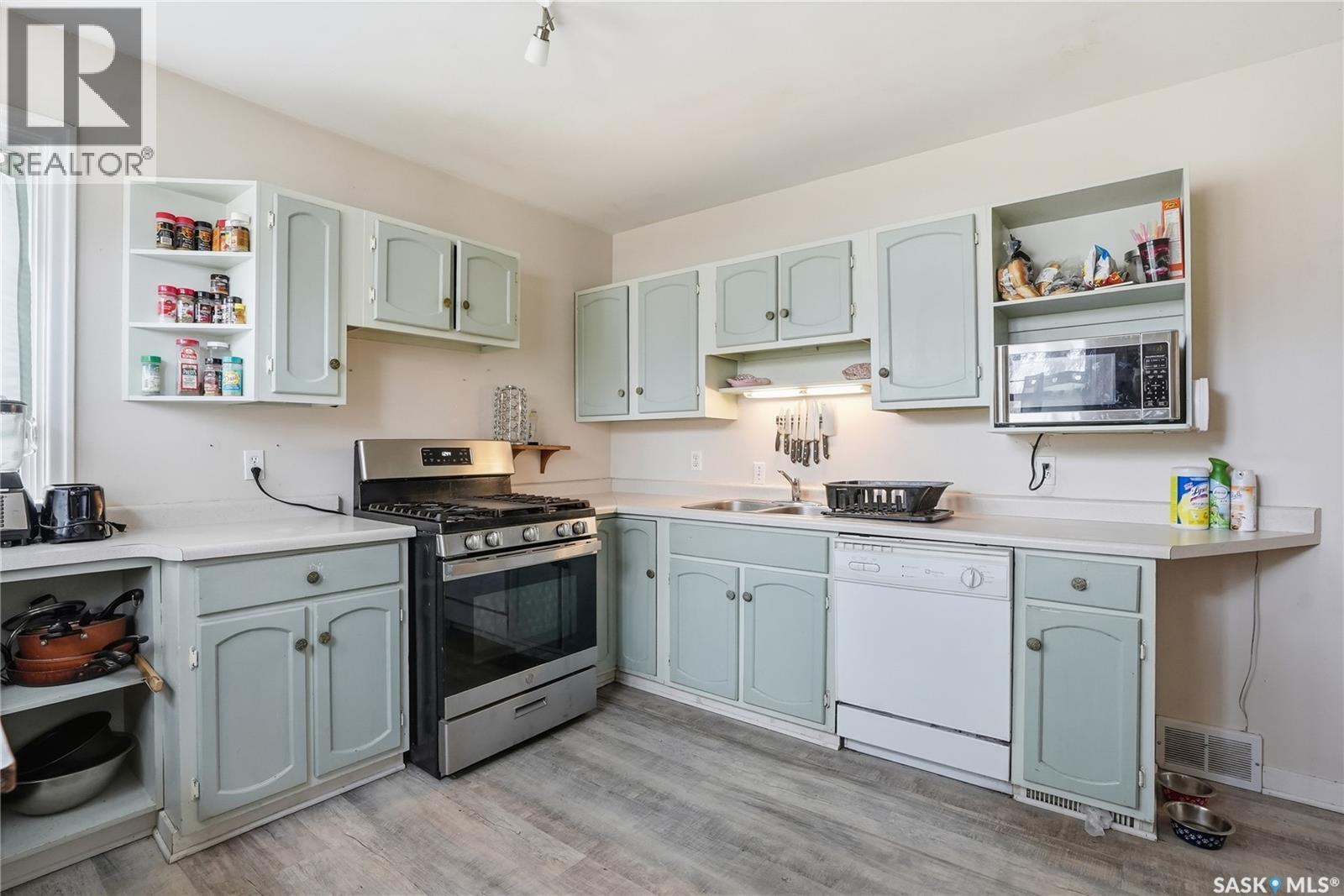 1011 1St Street E, Saskatoon, SK - Indoor Photo Showing Kitchen With Double Sink