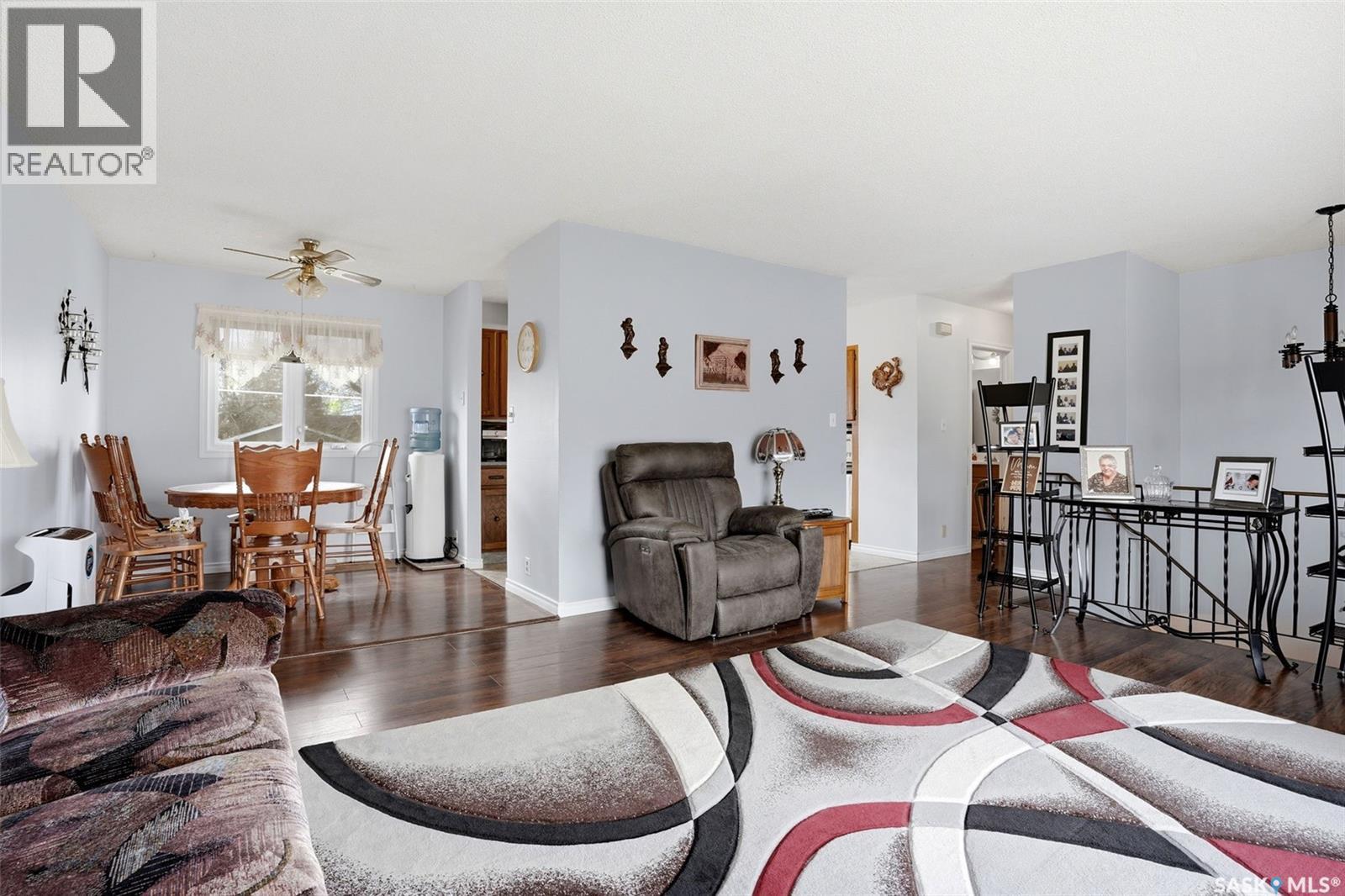 136 Lillis Avenue, Mclean, SK - Indoor Photo Showing Living Room