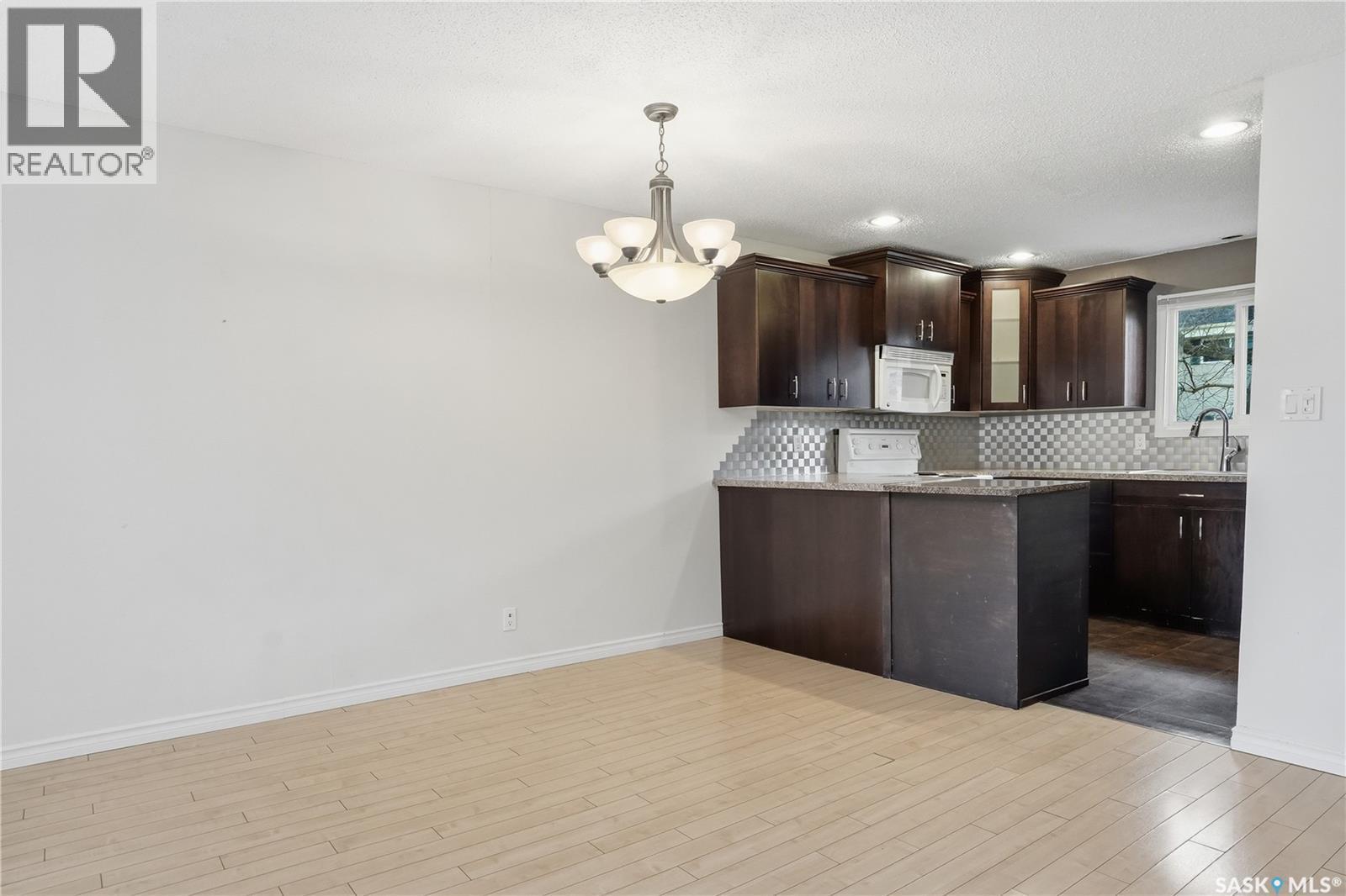 15 Killarney Way, Regina, SK - Indoor Photo Showing Kitchen