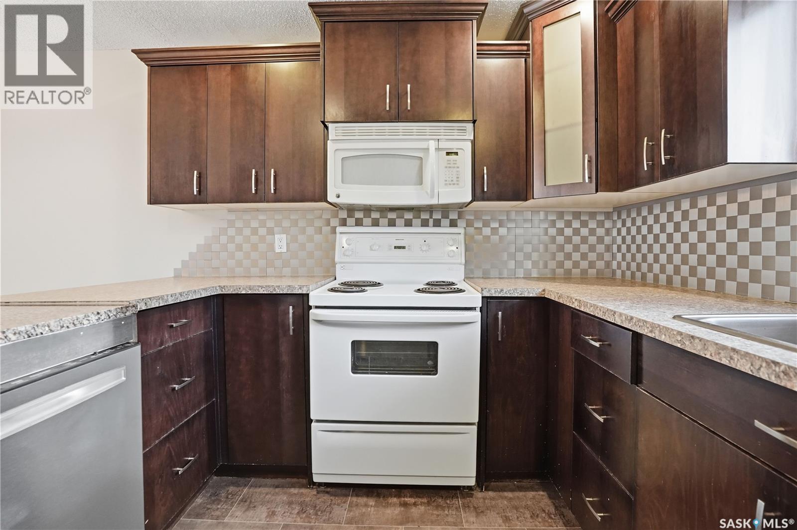 15 Killarney Way, Regina, SK - Indoor Photo Showing Kitchen