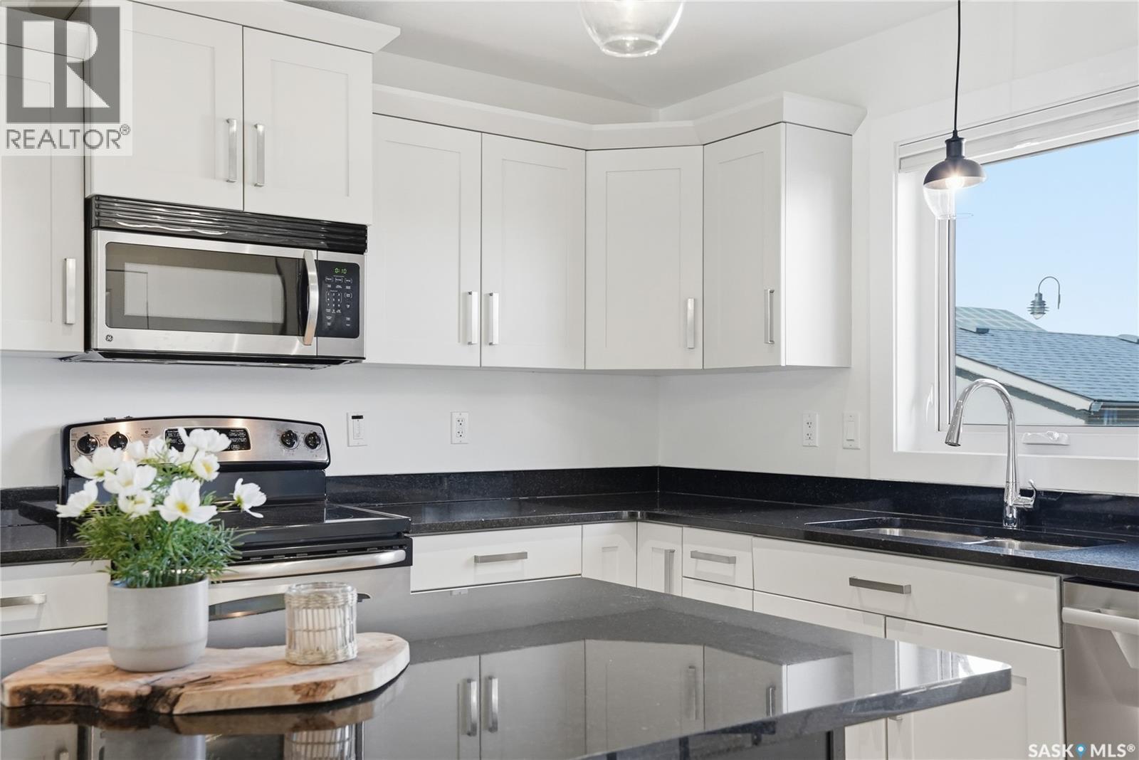 107 Langlois Way, Saskatoon, SK - Indoor Photo Showing Kitchen