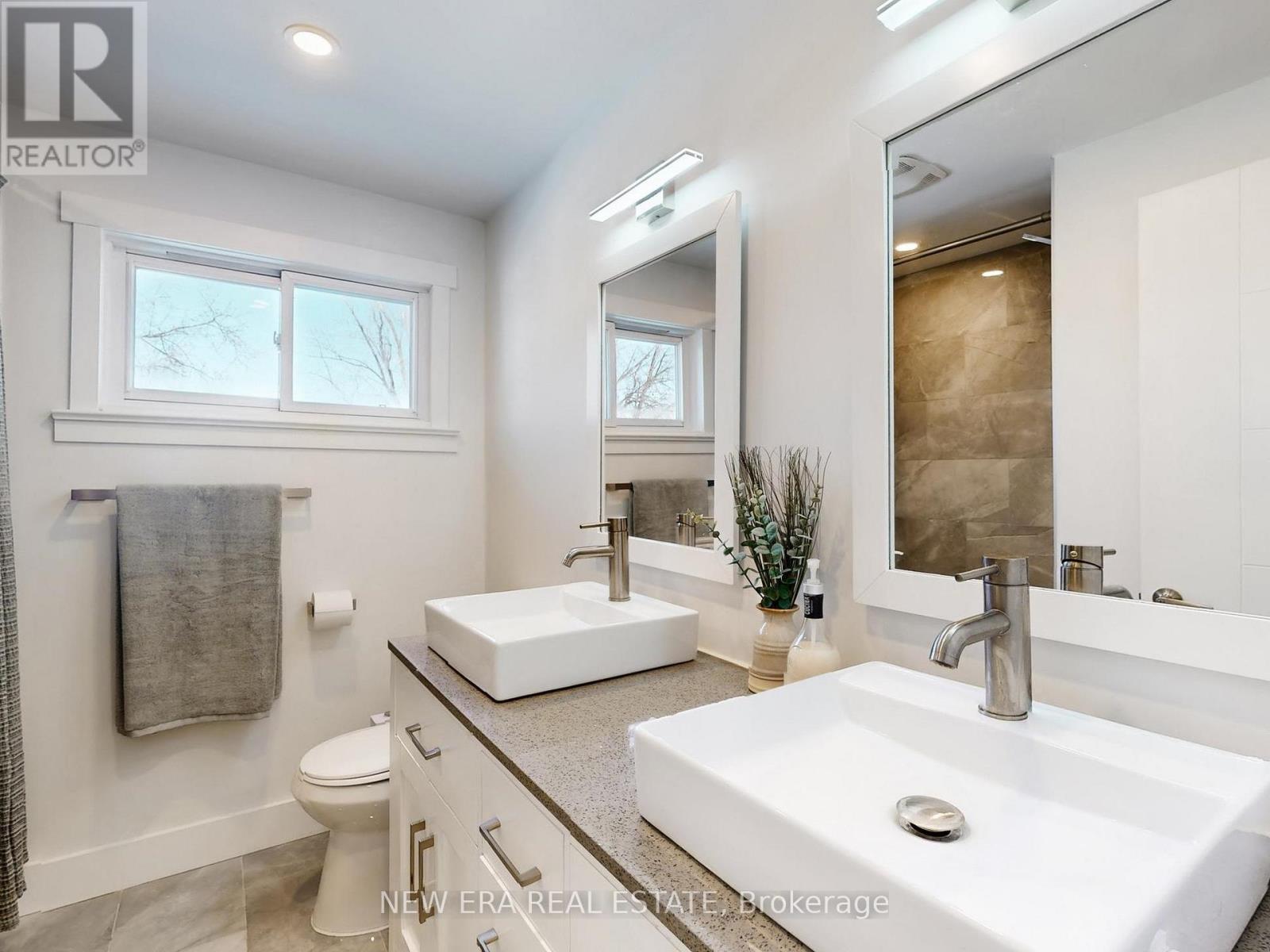 2611 Truscott Drive, Mississauga, ON - Indoor Photo Showing Bathroom