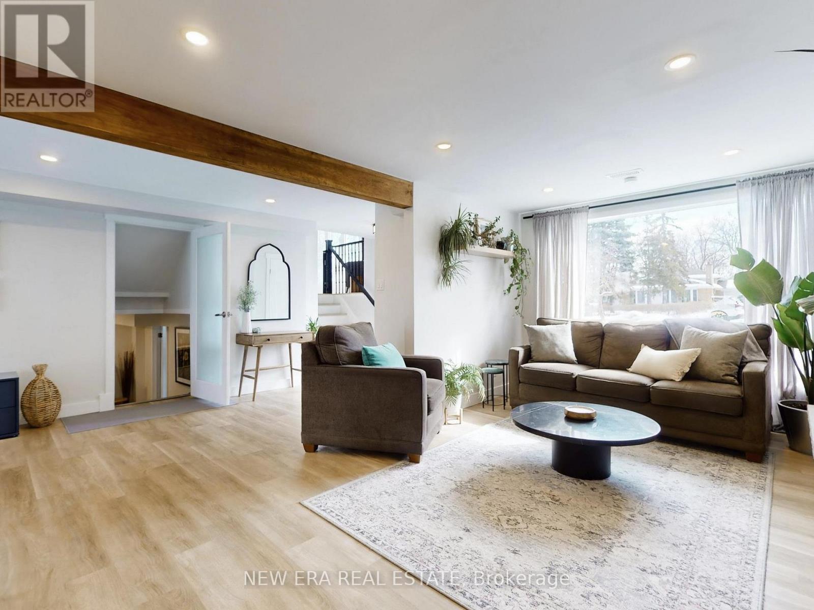 2611 Truscott Drive, Mississauga, ON - Indoor Photo Showing Living Room
