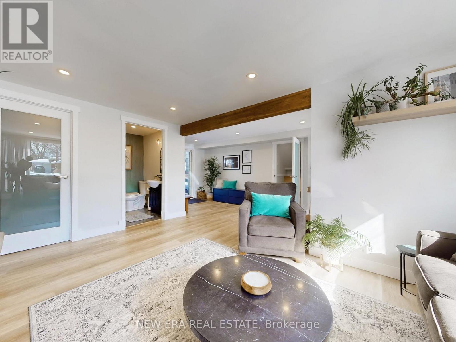 2611 Truscott Drive, Mississauga, ON - Indoor Photo Showing Living Room