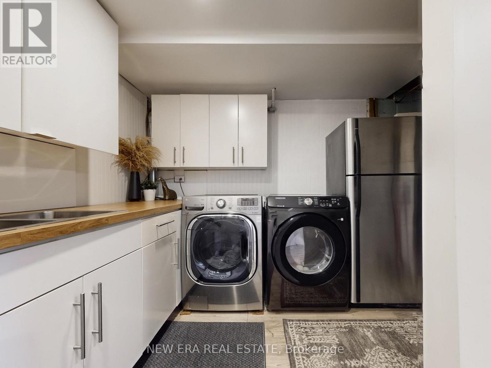 2611 Truscott Drive, Mississauga, ON - Indoor Photo Showing Laundry Room
