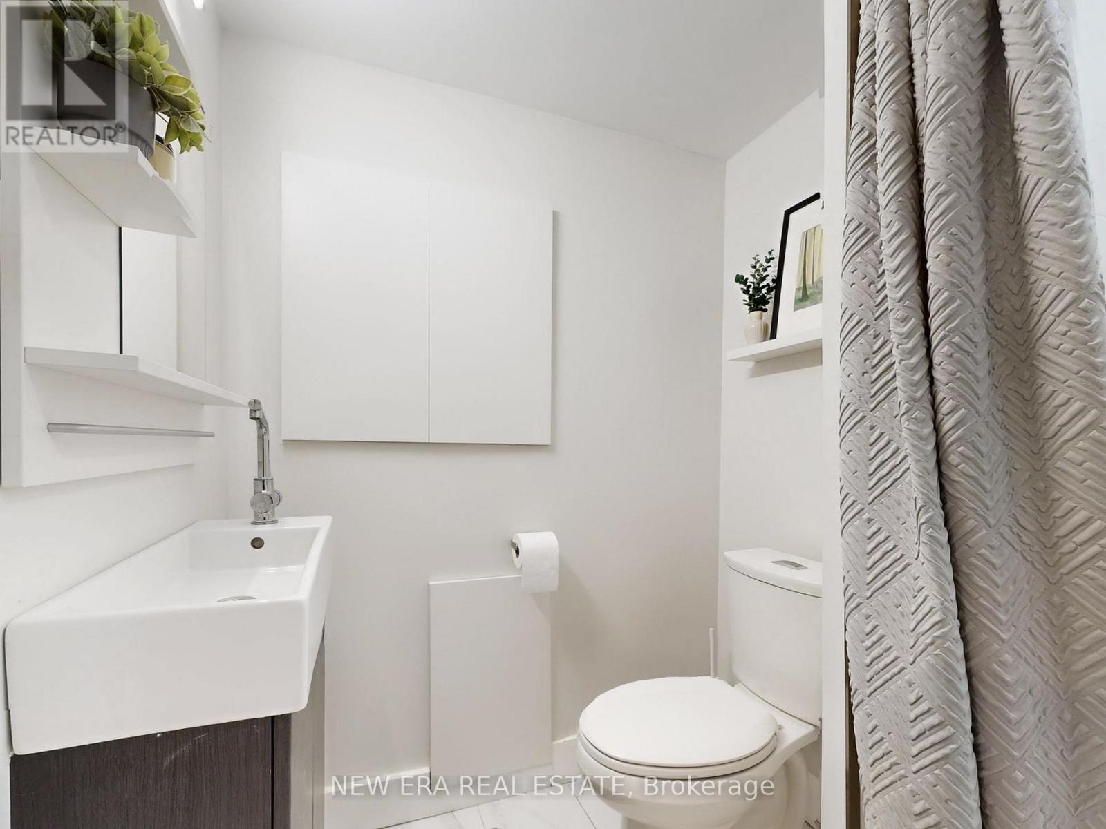2611 Truscott Drive, Mississauga, ON - Indoor Photo Showing Bathroom
