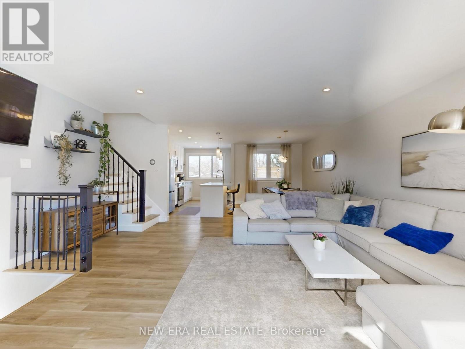 2611 Truscott Drive, Mississauga, ON - Indoor Photo Showing Living Room