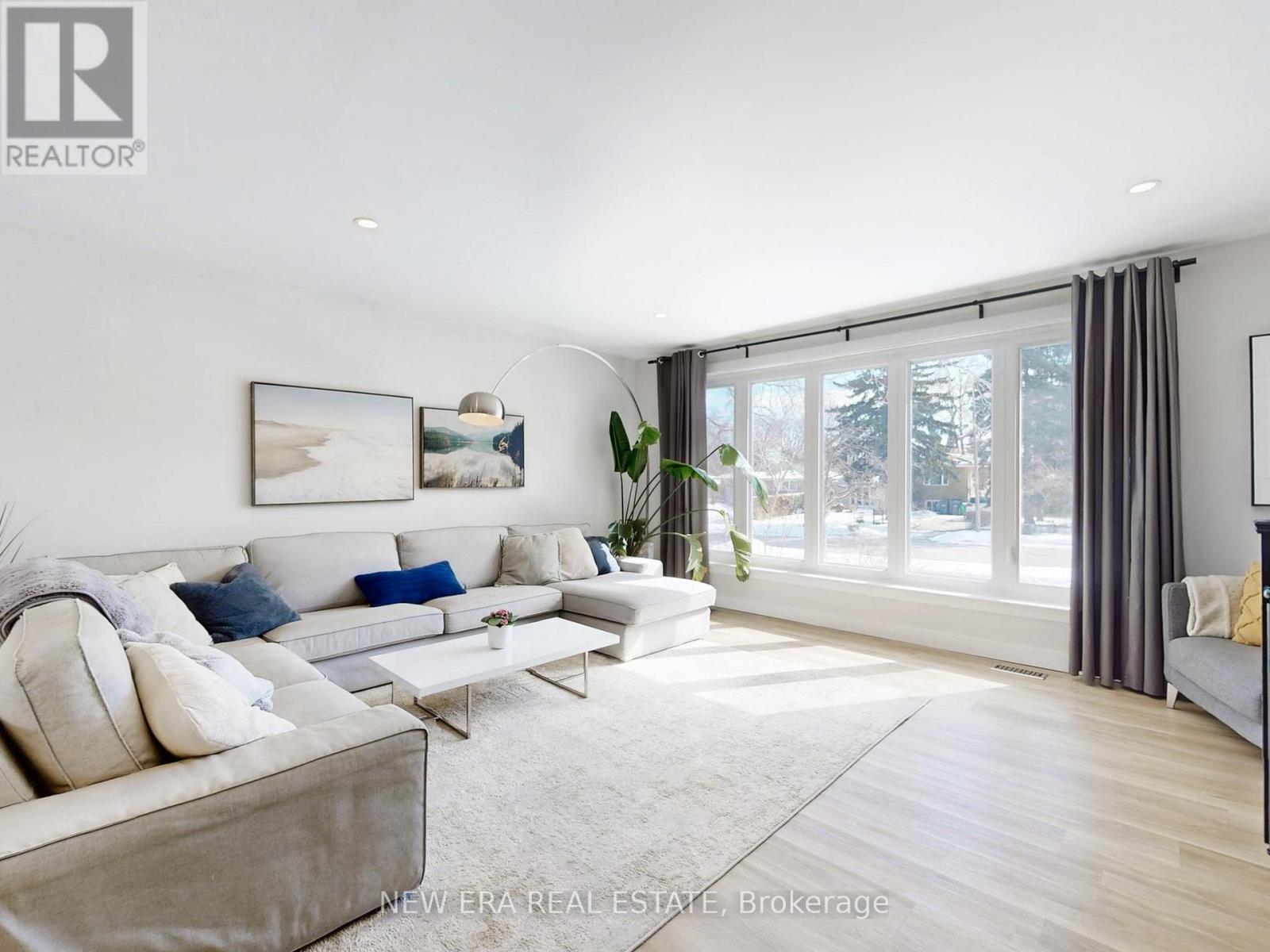 2611 Truscott Drive, Mississauga, ON - Indoor Photo Showing Living Room