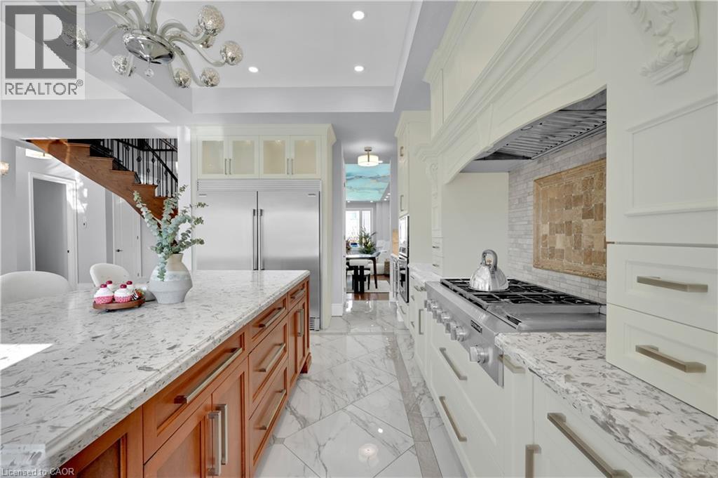 7 Riesling Court, Hamilton, ON - Indoor Photo Showing Kitchen With Upgraded Kitchen