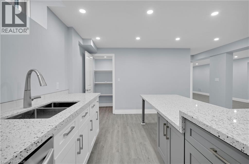 7 Riesling Court, Hamilton, ON - Indoor Photo Showing Kitchen With Double Sink With Upgraded Kitchen