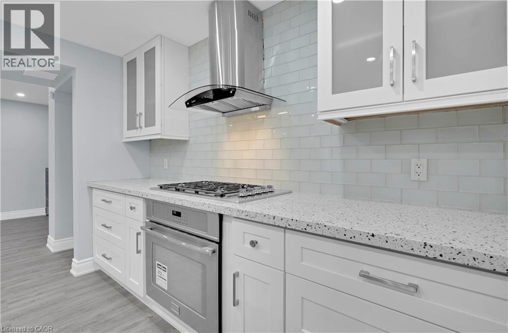 7 Riesling Court, Hamilton, ON - Indoor Photo Showing Kitchen With Upgraded Kitchen