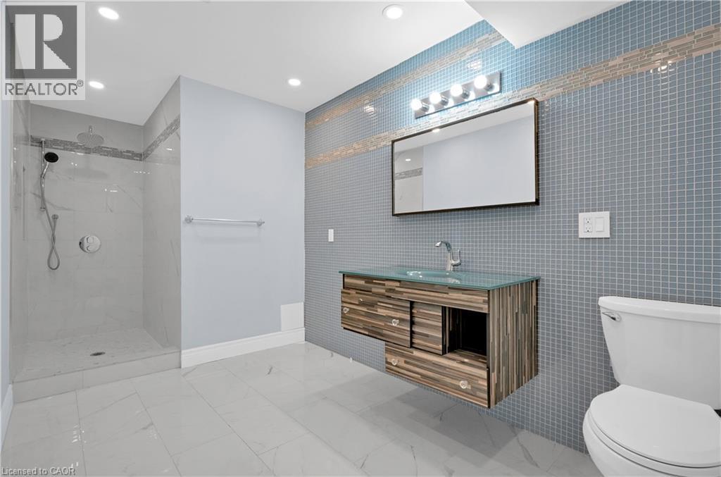7 Riesling Court, Hamilton, ON - Indoor Photo Showing Bathroom