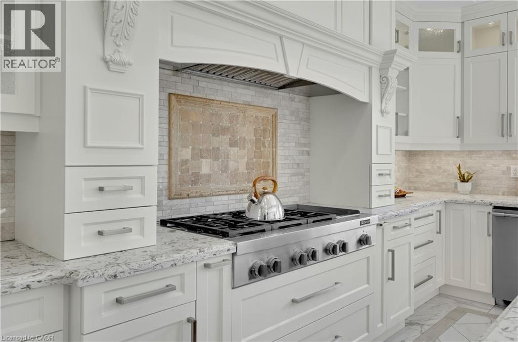 7 Riesling Court, Hamilton, ON - Indoor Photo Showing Kitchen With Upgraded Kitchen