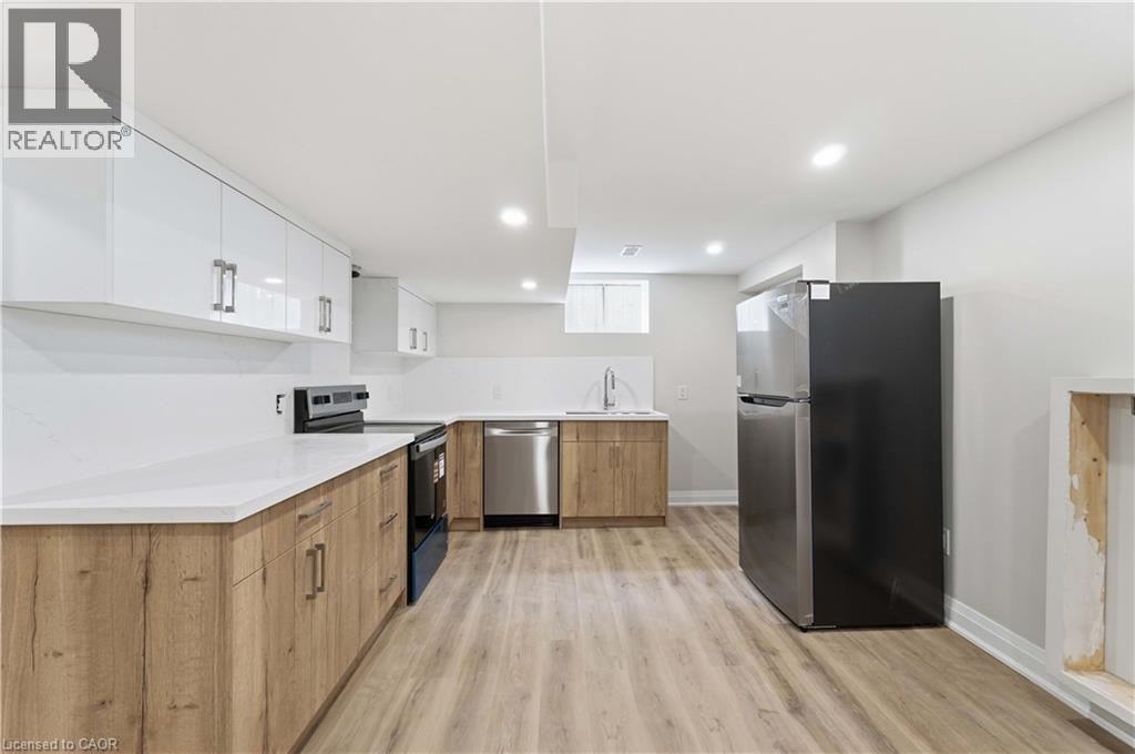 124 Mcelroy Road E Unit# 3, Hamilton, ON - Indoor Photo Showing Kitchen