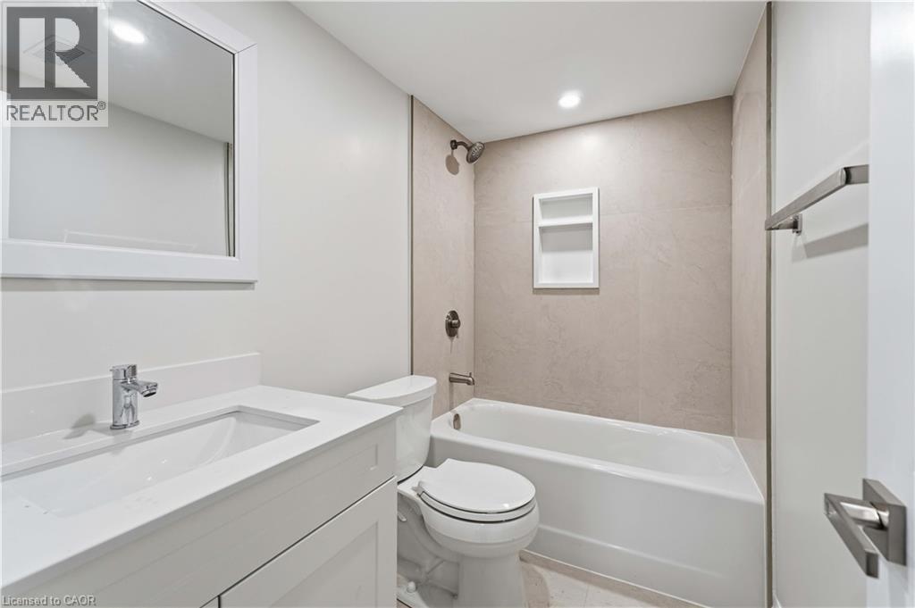 124 Mcelroy Road E Unit# 3, Hamilton, ON - Indoor Photo Showing Bathroom