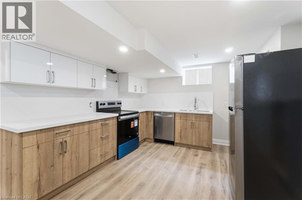 124 Mcelroy Road E Unit# 3, Hamilton, ON - Indoor Photo Showing Kitchen