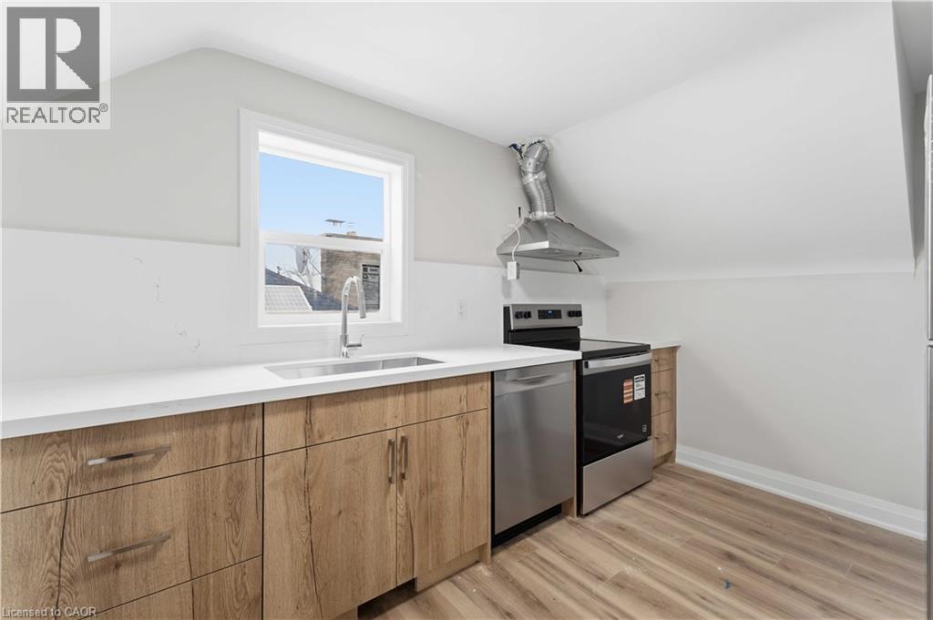 124 Mcelroy Road E Unit# 2, Hamilton, ON - Indoor Photo Showing Kitchen