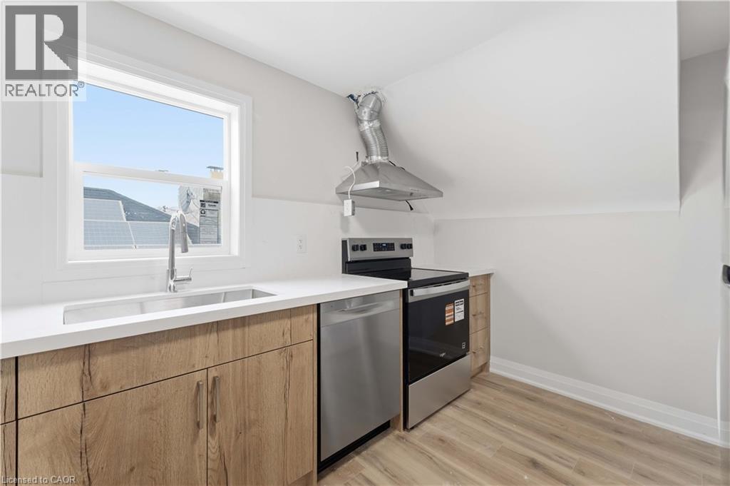 124 Mcelroy Road E Unit# 2, Hamilton, ON - Indoor Photo Showing Kitchen