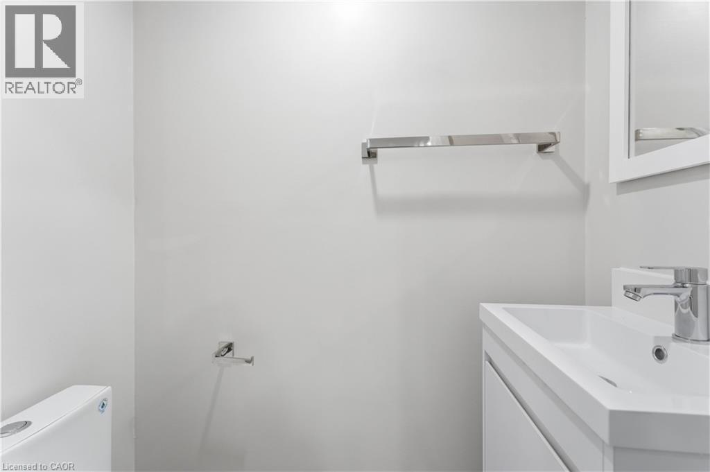 124 Mcelroy Road E Unit# 1, Hamilton, ON - Indoor Photo Showing Bathroom