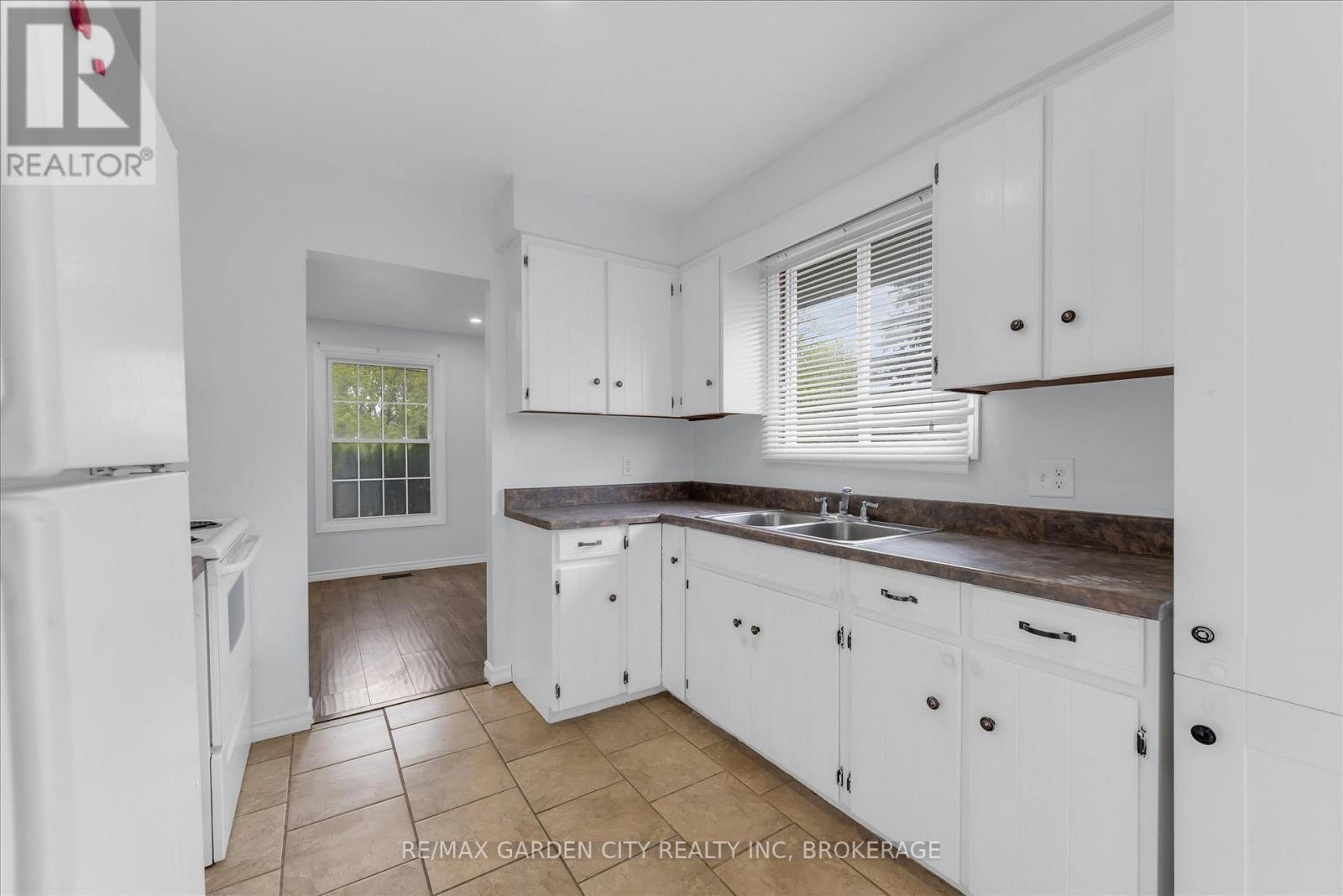 82 Linwell Road, St. Catharines (Lakeport), ON - Indoor Photo Showing Kitchen With Double Sink