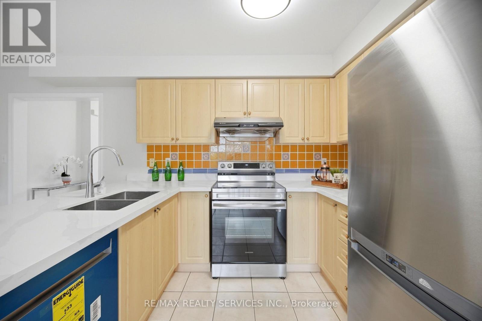 21 Upper Highlands Drive, Brampton, ON - Indoor Photo Showing Kitchen With Stainless Steel Kitchen With Double Sink With Upgraded Kitchen