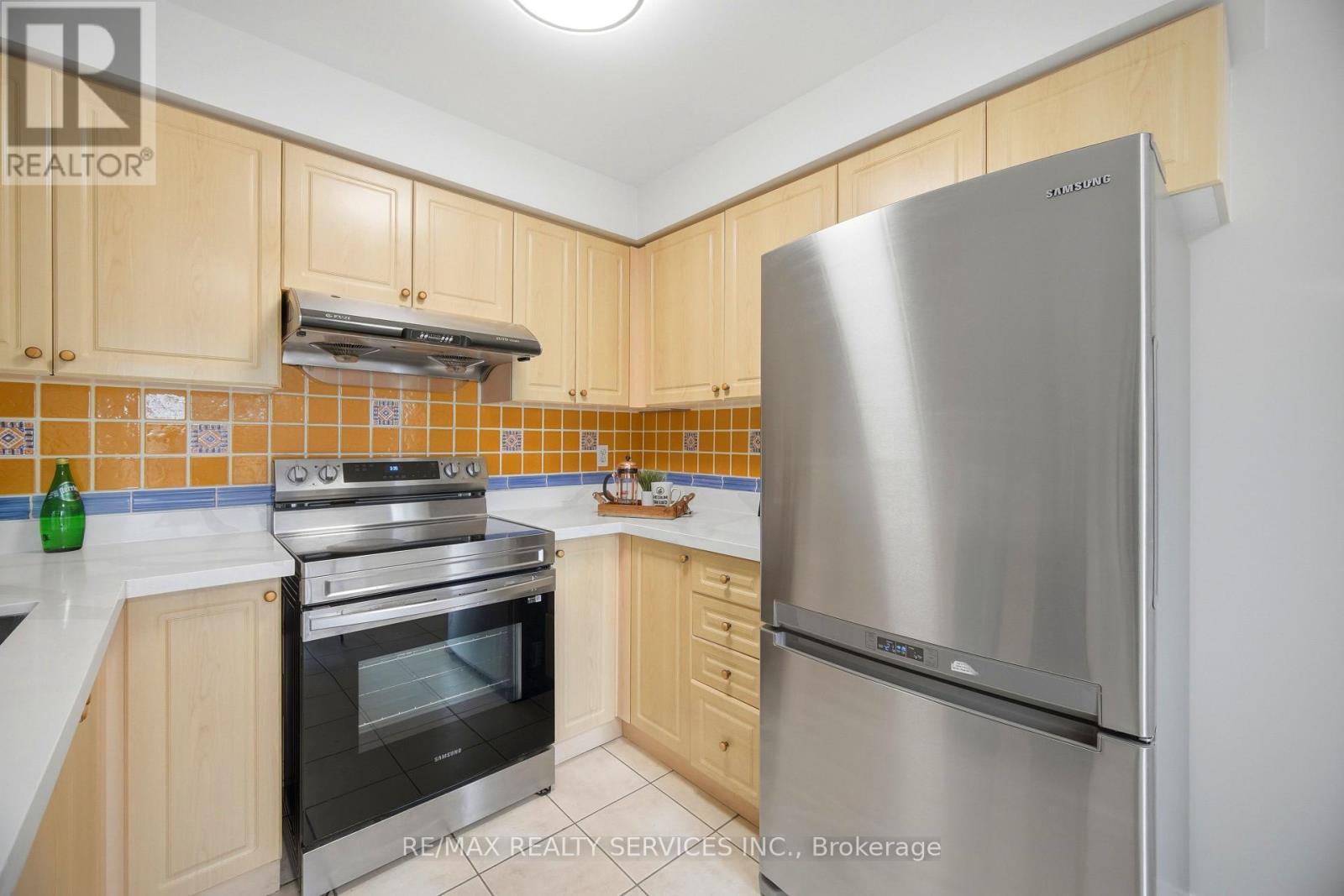 21 Upper Highlands Drive, Brampton, ON - Indoor Photo Showing Kitchen With Stainless Steel Kitchen
